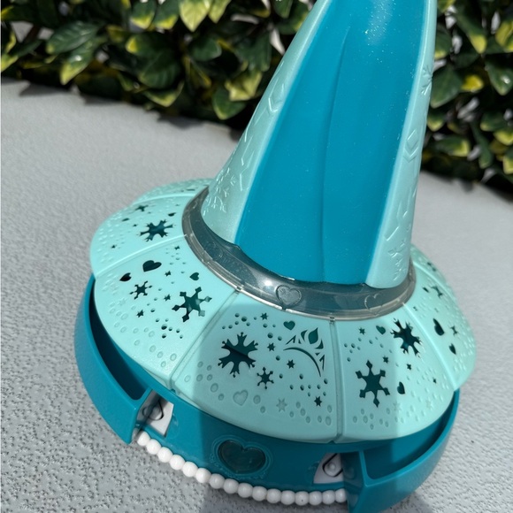 Disney Frozen Elsa Sings "Let It Go" Colorful Light and Sound Room GlowFrozen - Picture 4 of 10